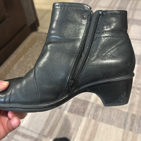 CLARKS Leather ankle boot , size 7W - Picture 6 of 14